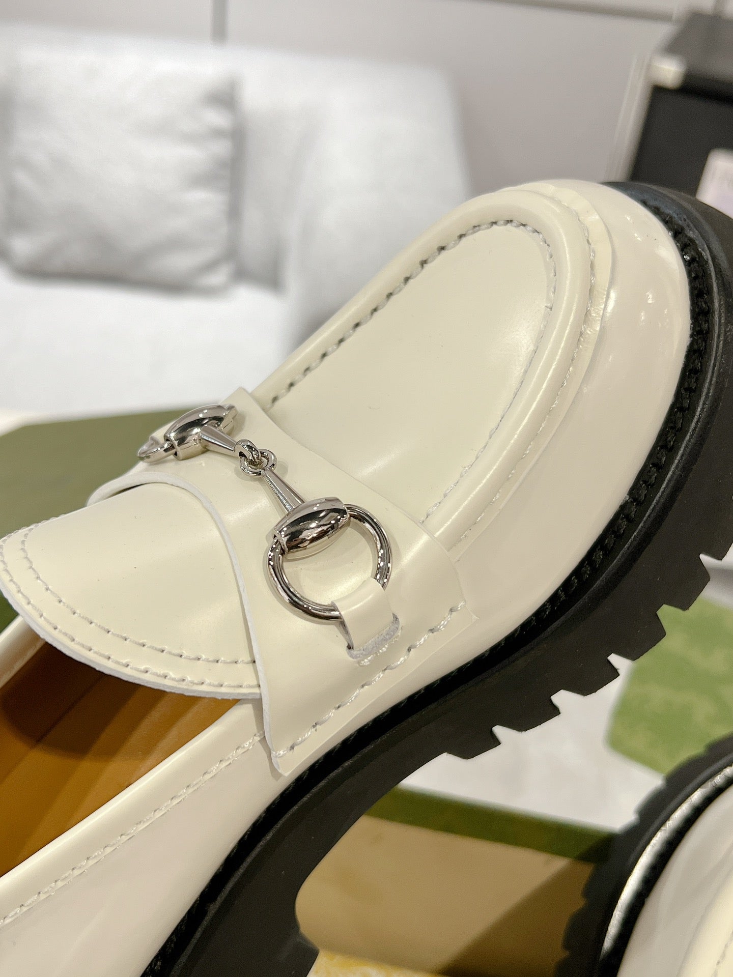GUCCI LOAFER WITH HORSEBIT WHITE CALFSKIN