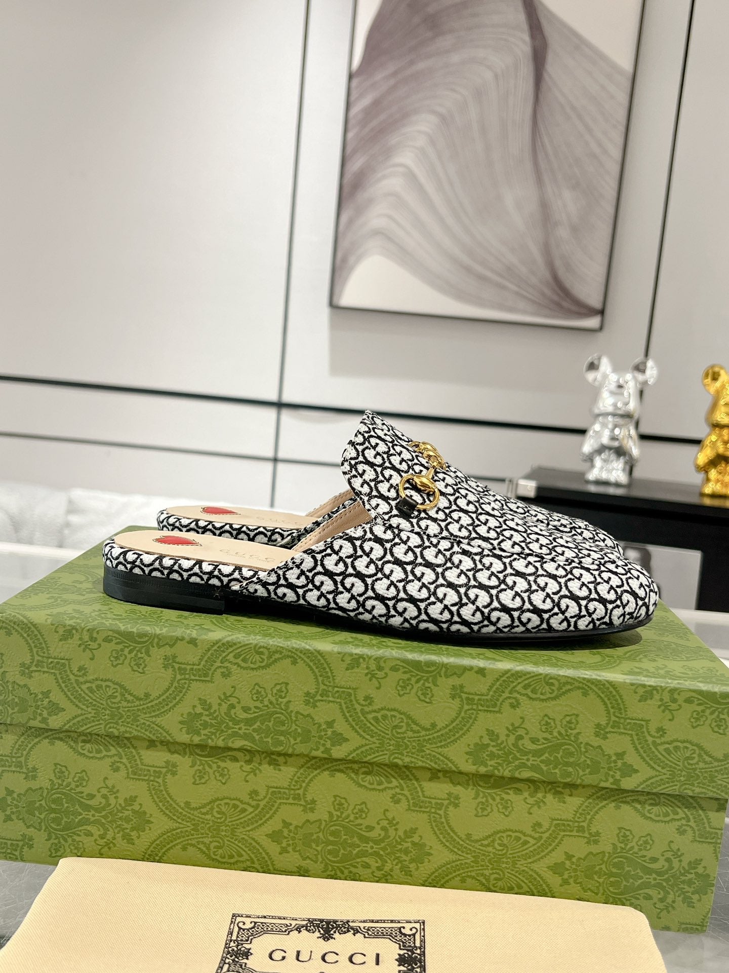 GUCCI MEN'S MULE WITH HORSEBIT IN BLACK MIX WHITE MONOGRAM JACQUARD FABRIC