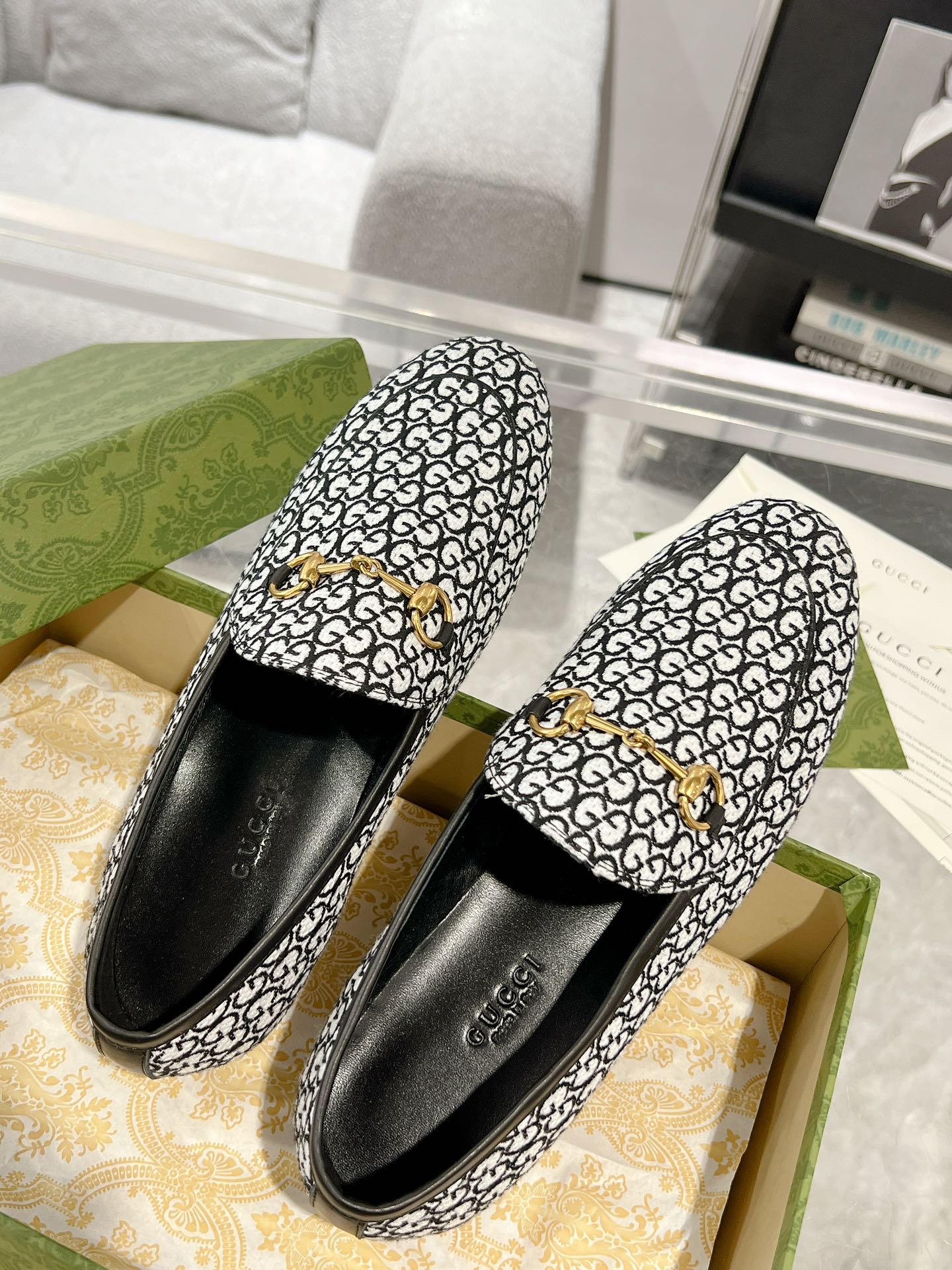 GUCCI MEN'S LOAFER WITH HORSEBIT IN BLACK MIX WHITE MONOGRAM JACQUARD FABRIC