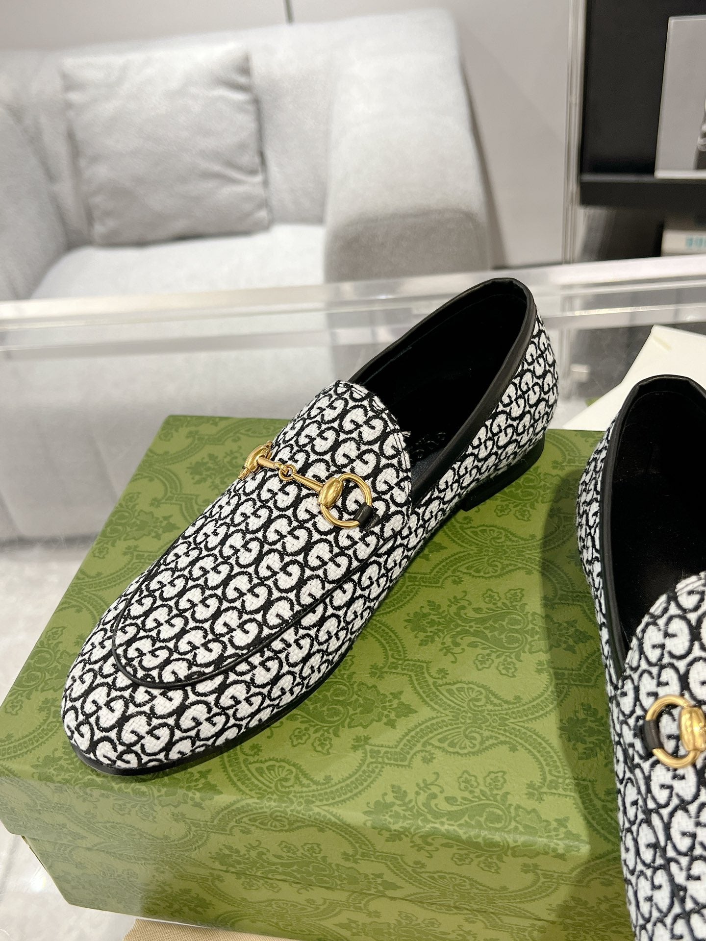 GUCCI MEN'S LOAFER WITH HORSEBIT IN BLACK MIX WHITE MONOGRAM JACQUARD FABRIC