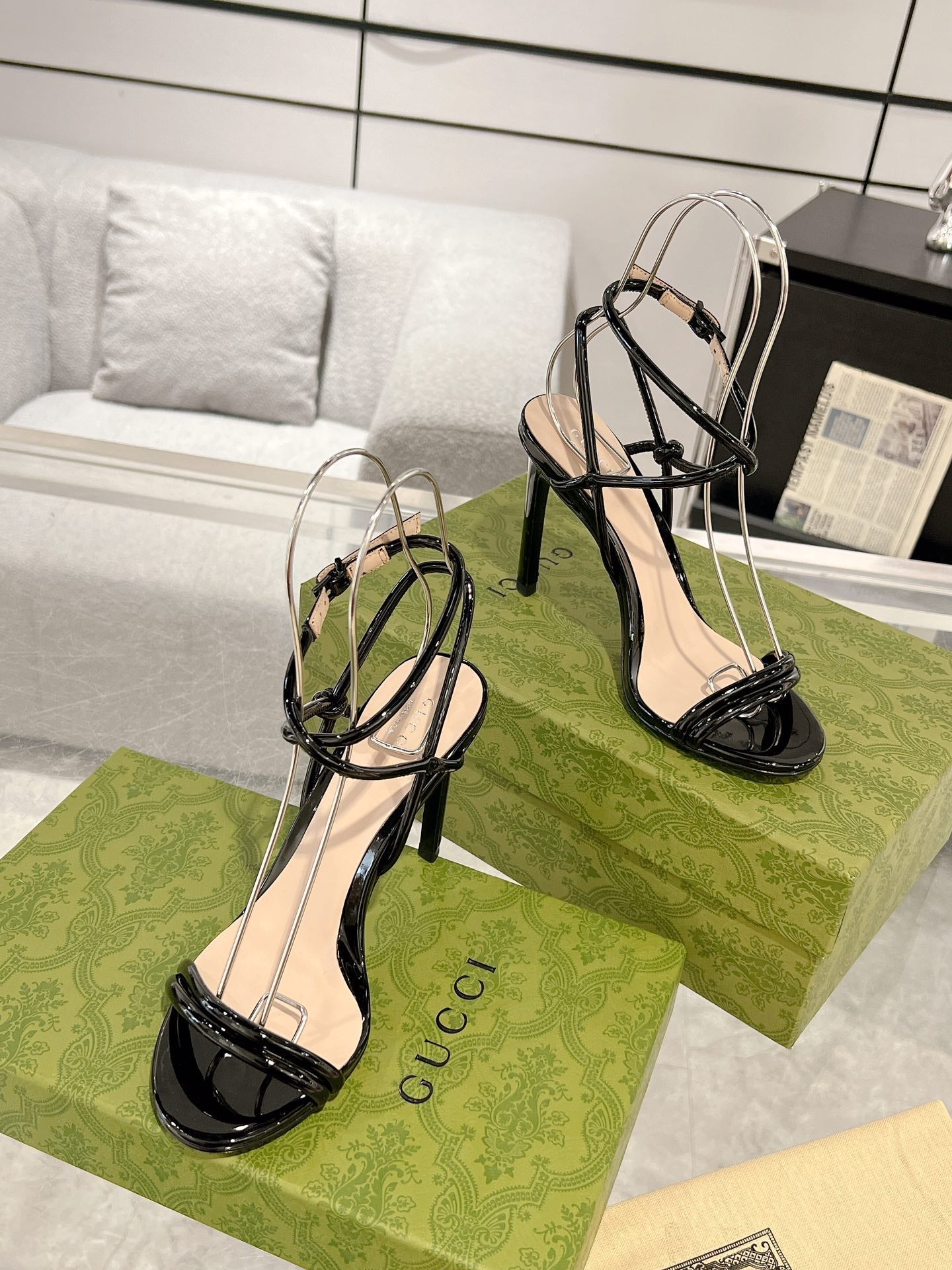 GUCCI 105 STRAPPY SANDAL BLACK CALFSKIN