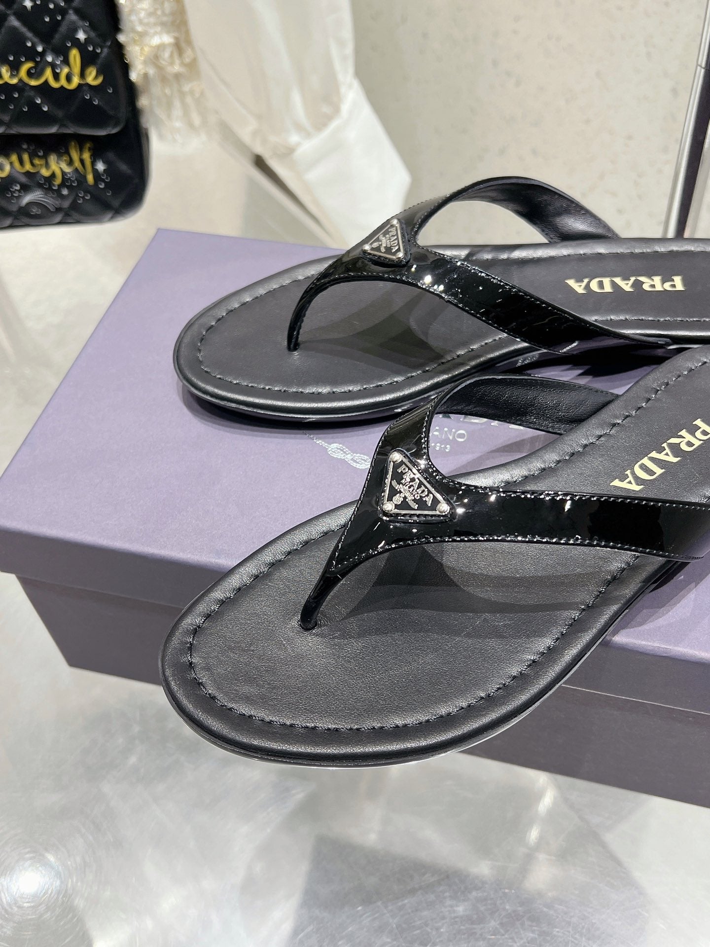 PRADA PATENT LEATHER THONG SLIPPER BLACK