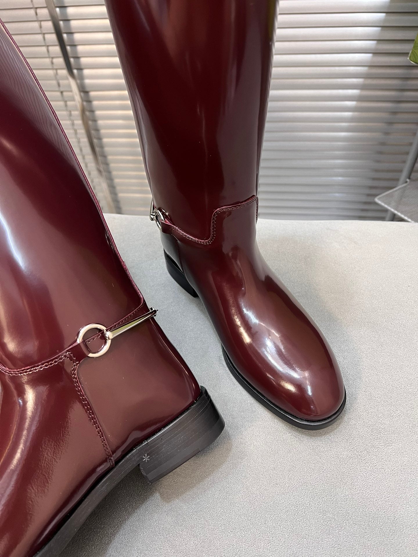 GUCCI SLIM HORSEBIT KNEE BOOTS WITH WEB IN WINE RED GLOSSY CALFSKIN