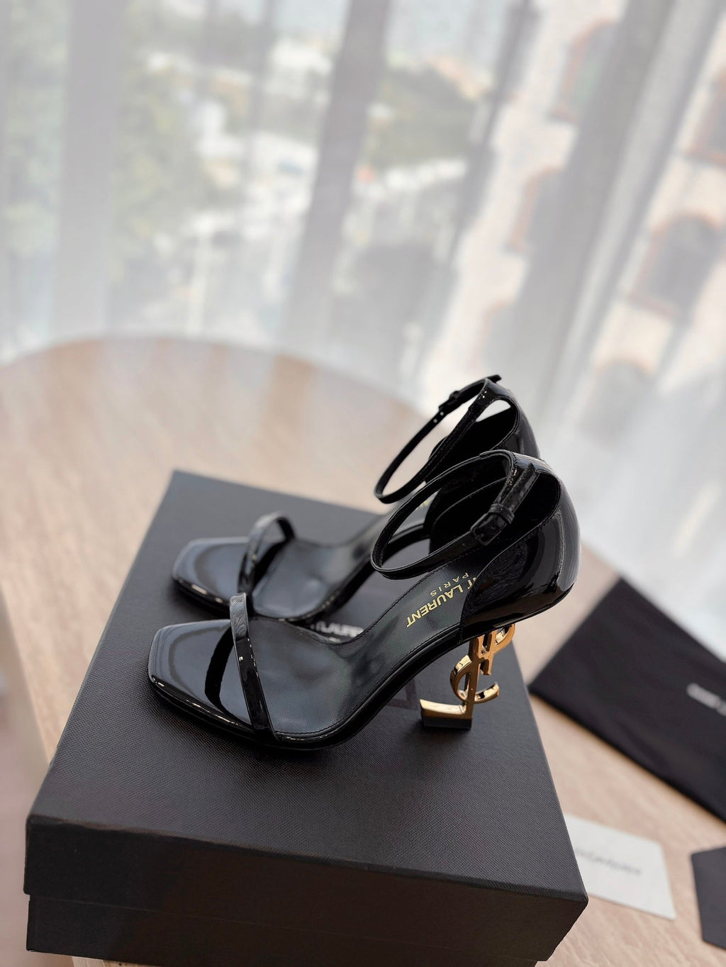 LOUIS VUITTON CLASSIC HIGH HEELS 10 CM IN BLACK PATENT CALFSKIN