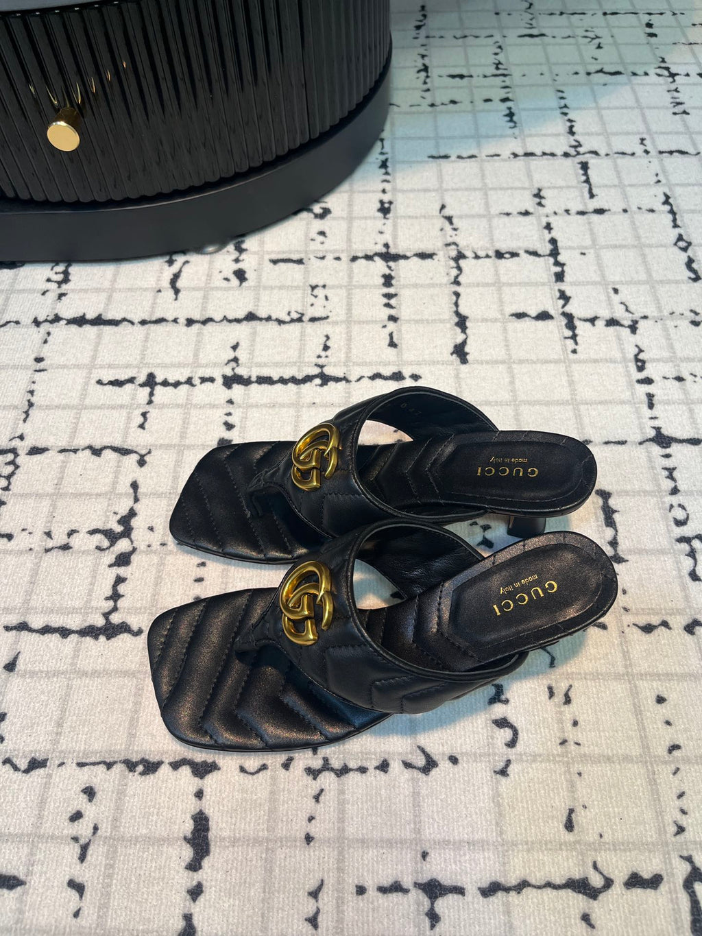 GUCCI THONG SANDALS 55 BLACK CALKSKIN