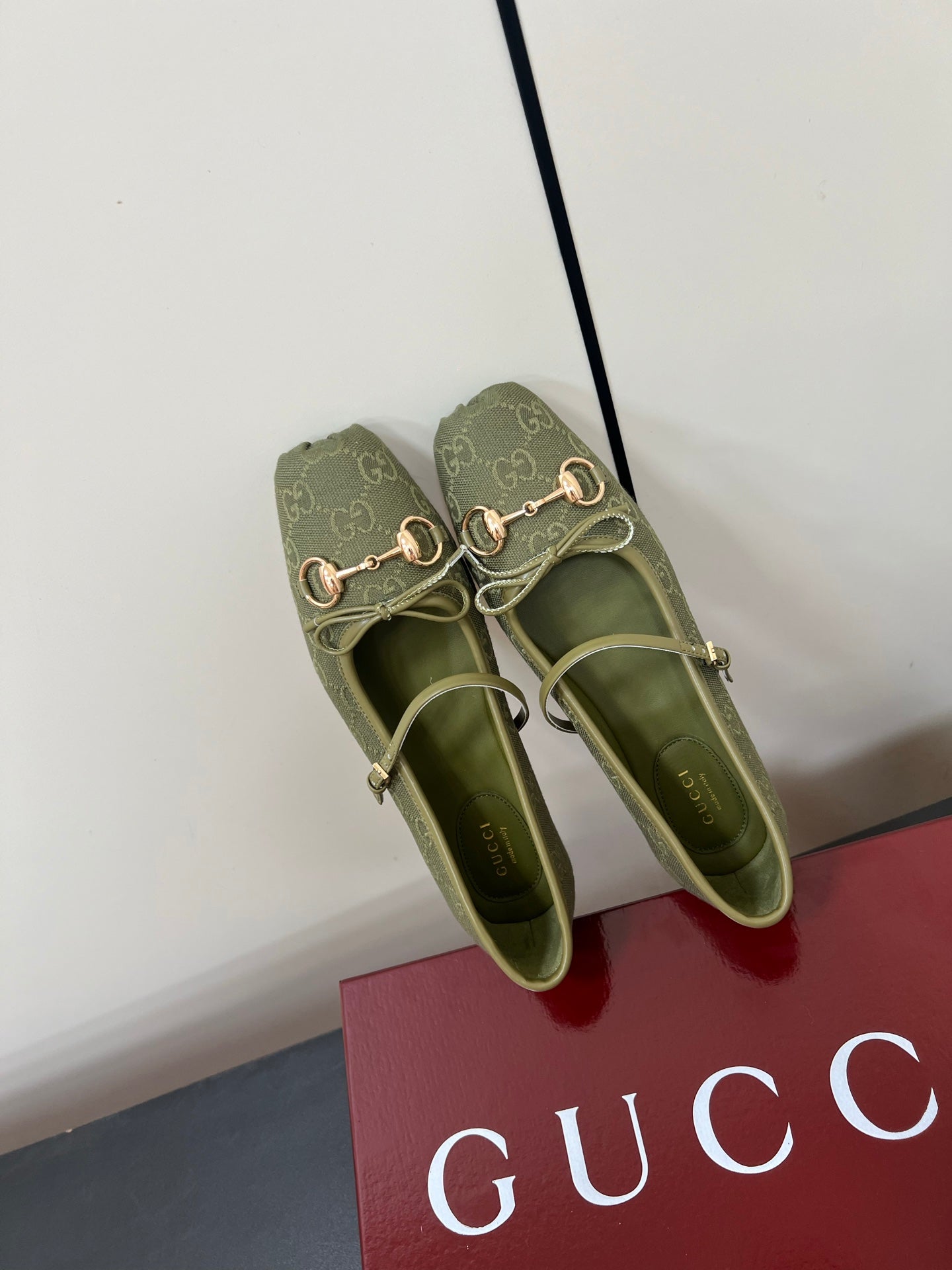 GUCCI MARY JANE 25S IN MOSS GREEN CANVAS WITH GOLD HARDWARE