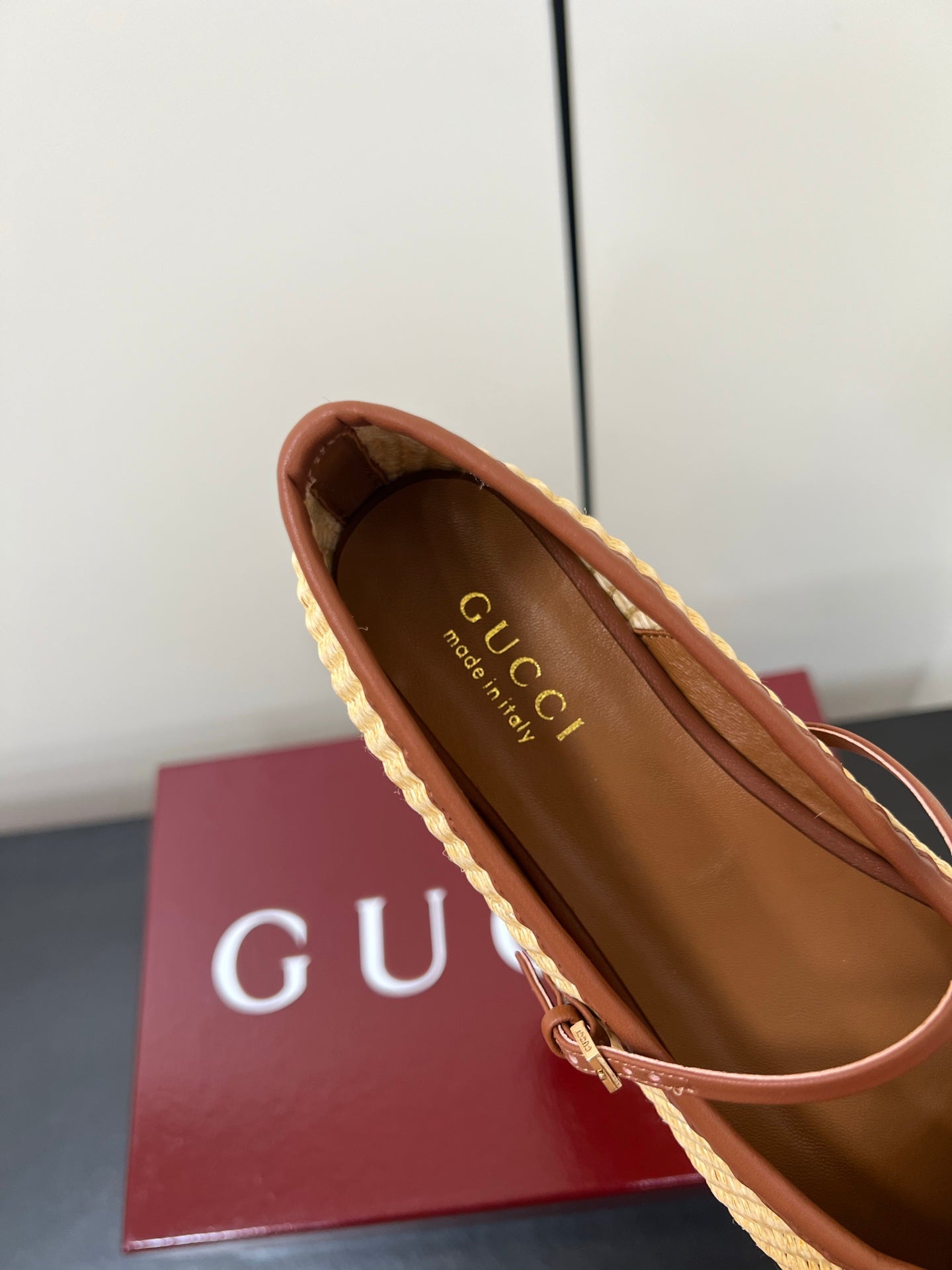 GUCCI MARY JANE 25S IN NATURAL STRAW WITH GOLD HARDWARE