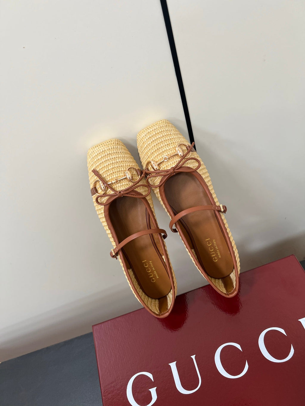 GUCCI MARY JANE 25S IN NATURAL STRAW WITH GOLD HARDWARE