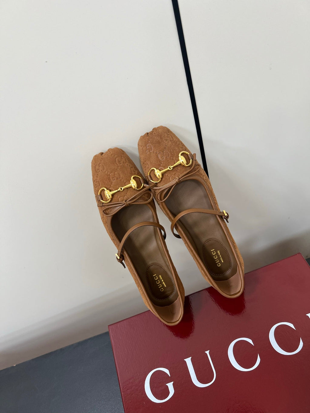 GUCCI MARY JANE 25S IN BROWN SUEDE WITH GOLD HARDWARE