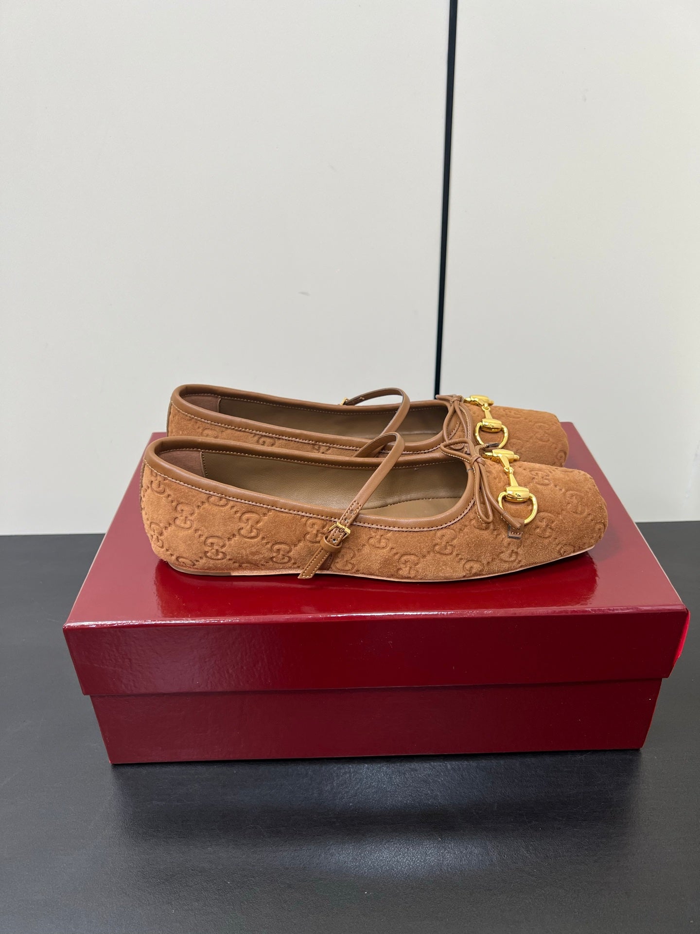 GUCCI MARY JANE 25S IN BROWN SUEDE WITH GOLD HARDWARE