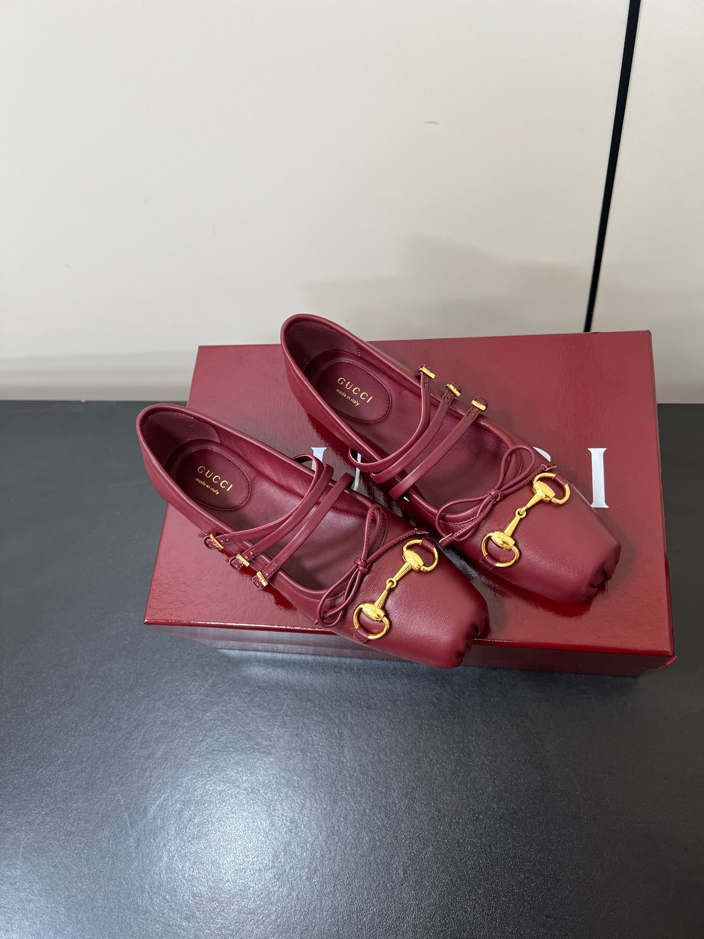 GUCCI MARY JANE 25S IN RED LAMBSKIN WITH GOLD HARDWARE