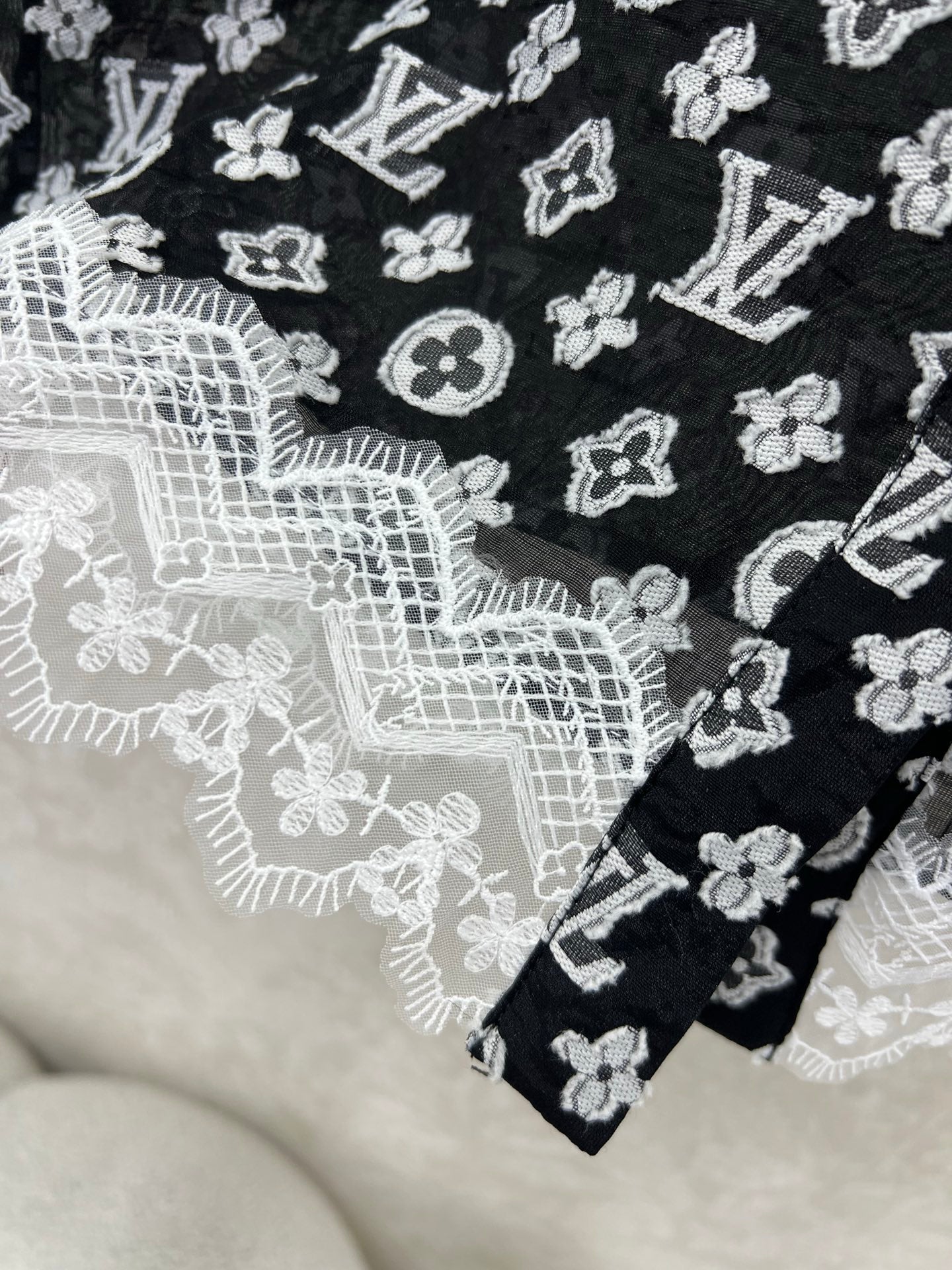 LOUIS VUITTON LV SLEEVELESS TOP WITH SCALLOPED LACE HEM 263195