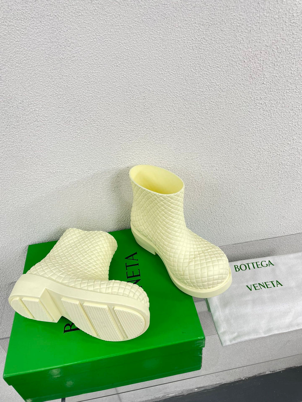 BOTTEGA VENETA FIREMAN BOOTS IN BEIGE CREAM RUBBER WITH ICONIC INTRECCIO MOTIF
