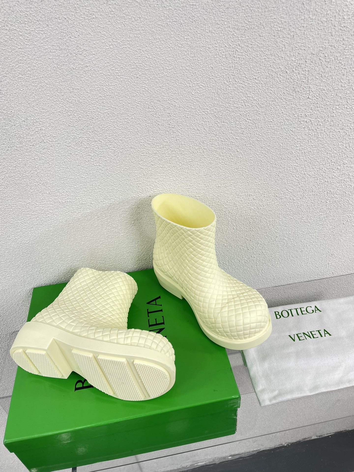 BOTTEGA VENETA FIREMAN BOOTS IN BEIGE CREAM RUBBER WITH ICONIC INTRECCIO MOTIF