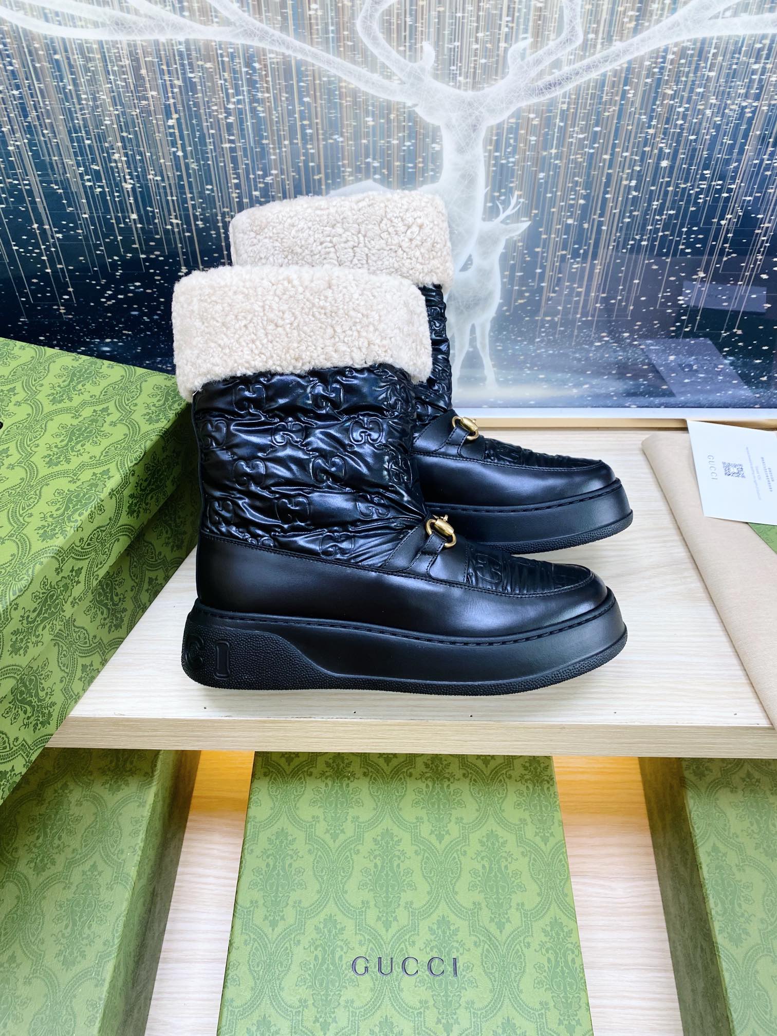 GUCCI HORSEBIT ANKLE BOOTS WITH MERINO TRIM IN BLACK EMBOSSED CALFSKIN