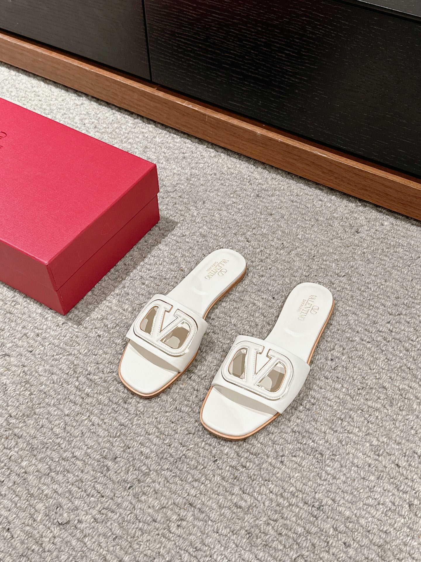 VLOGO CUT-OUT WHITE CALFSKIN SLIDE SANDAL