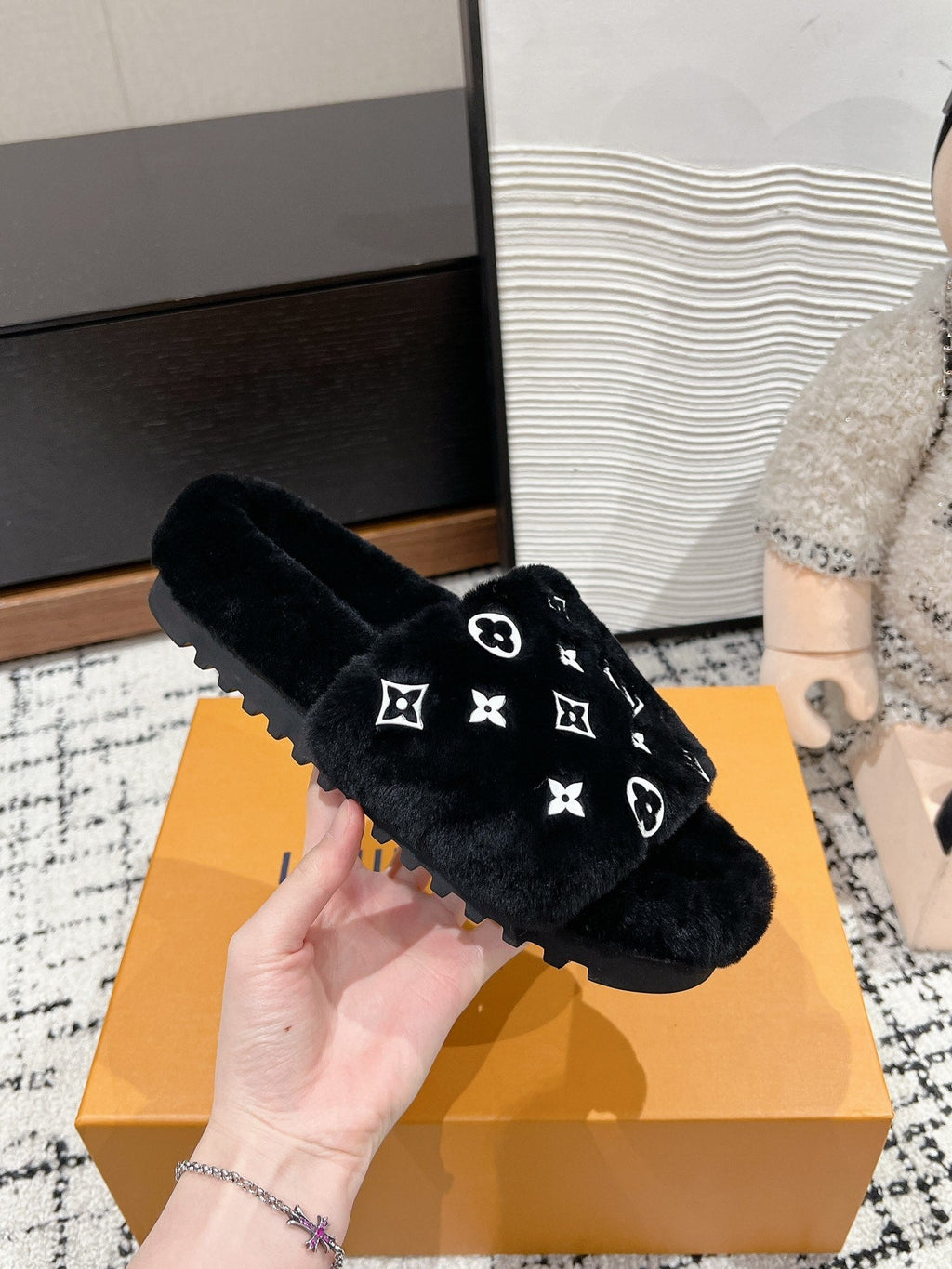 LOUIS VUITTON SLIPPER IN BLACK WOOL WITH WHITE LOGO
