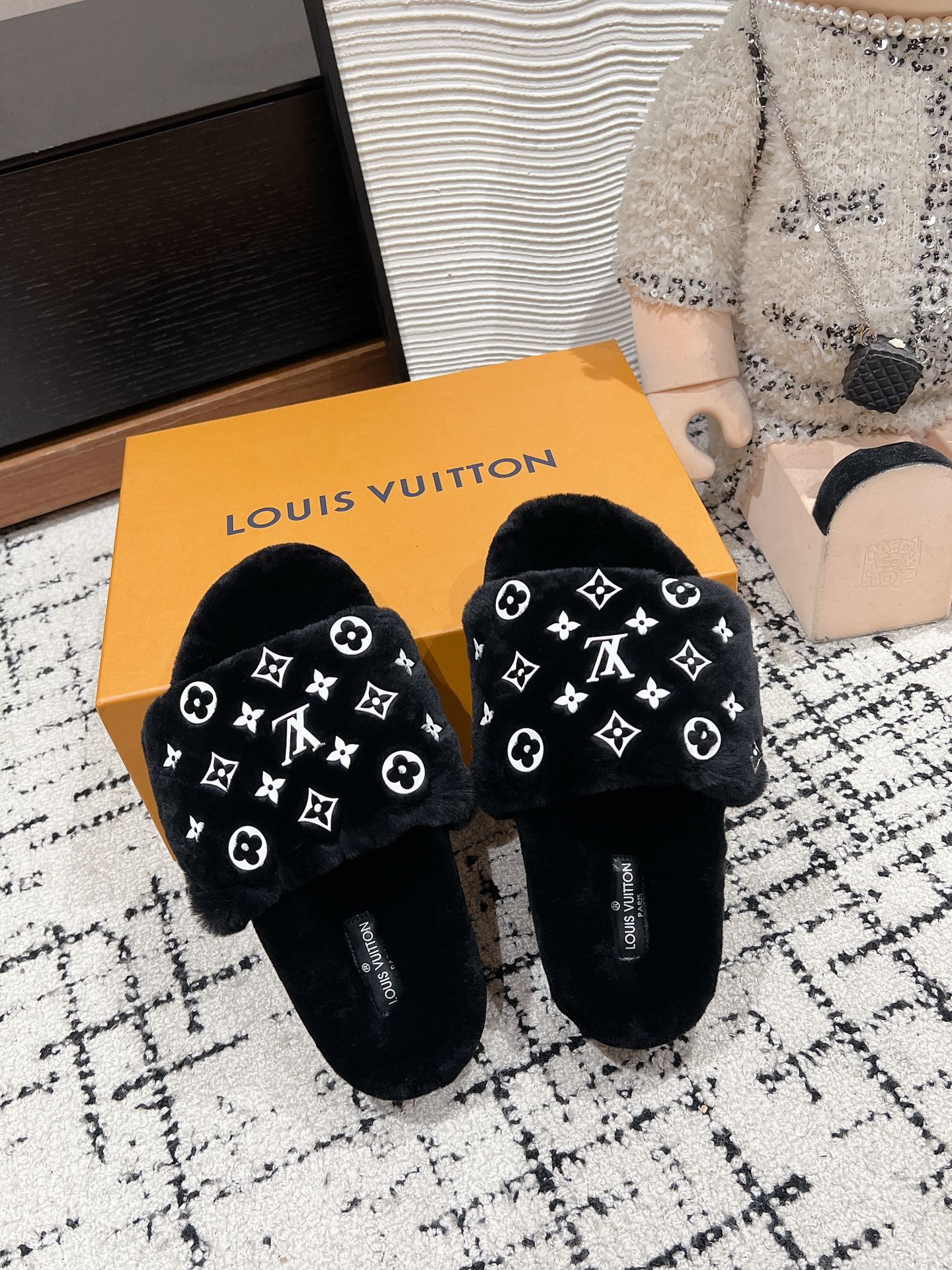 LOUIS VUITTON SLIPPER IN BLACK WOOL WITH WHITE LOGO