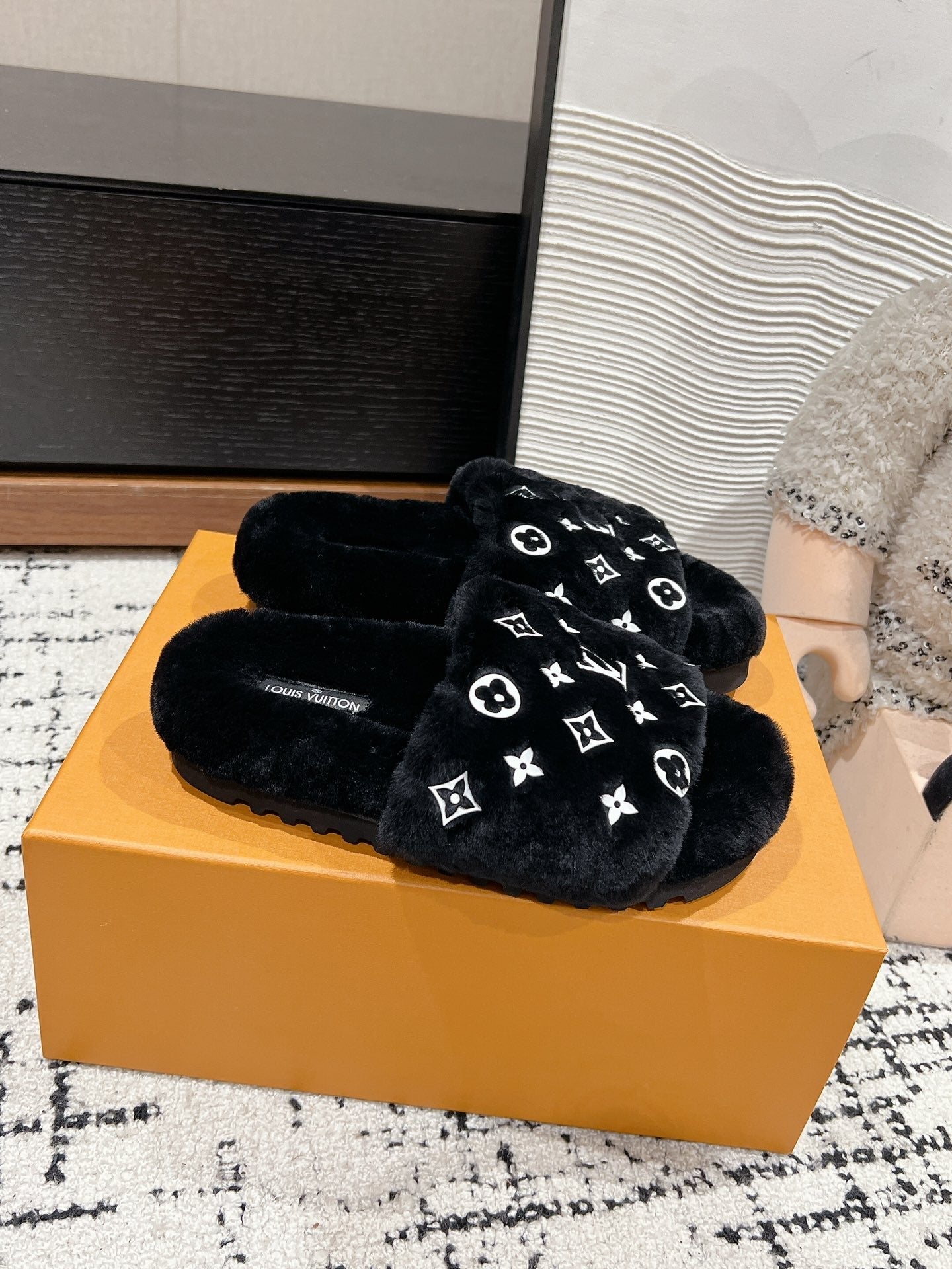 LOUIS VUITTON SLIPPER IN BLACK WOOL WITH WHITE LOGO