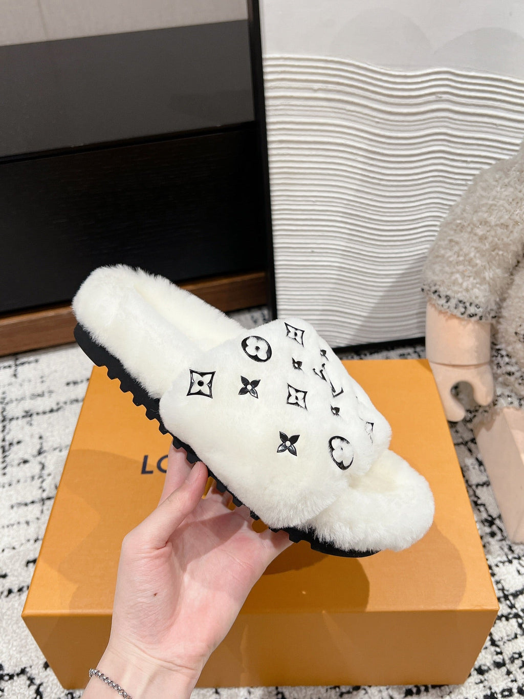 LOUIS VUITTON SLIPPER IN WHITE WOOL WITH BLACK LOGO
