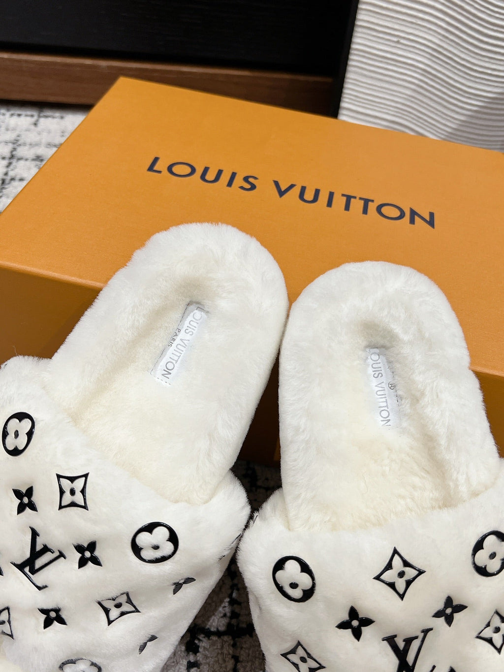 LOUIS VUITTON SLIPPER IN WHITE WOOL WITH BLACK LOGO