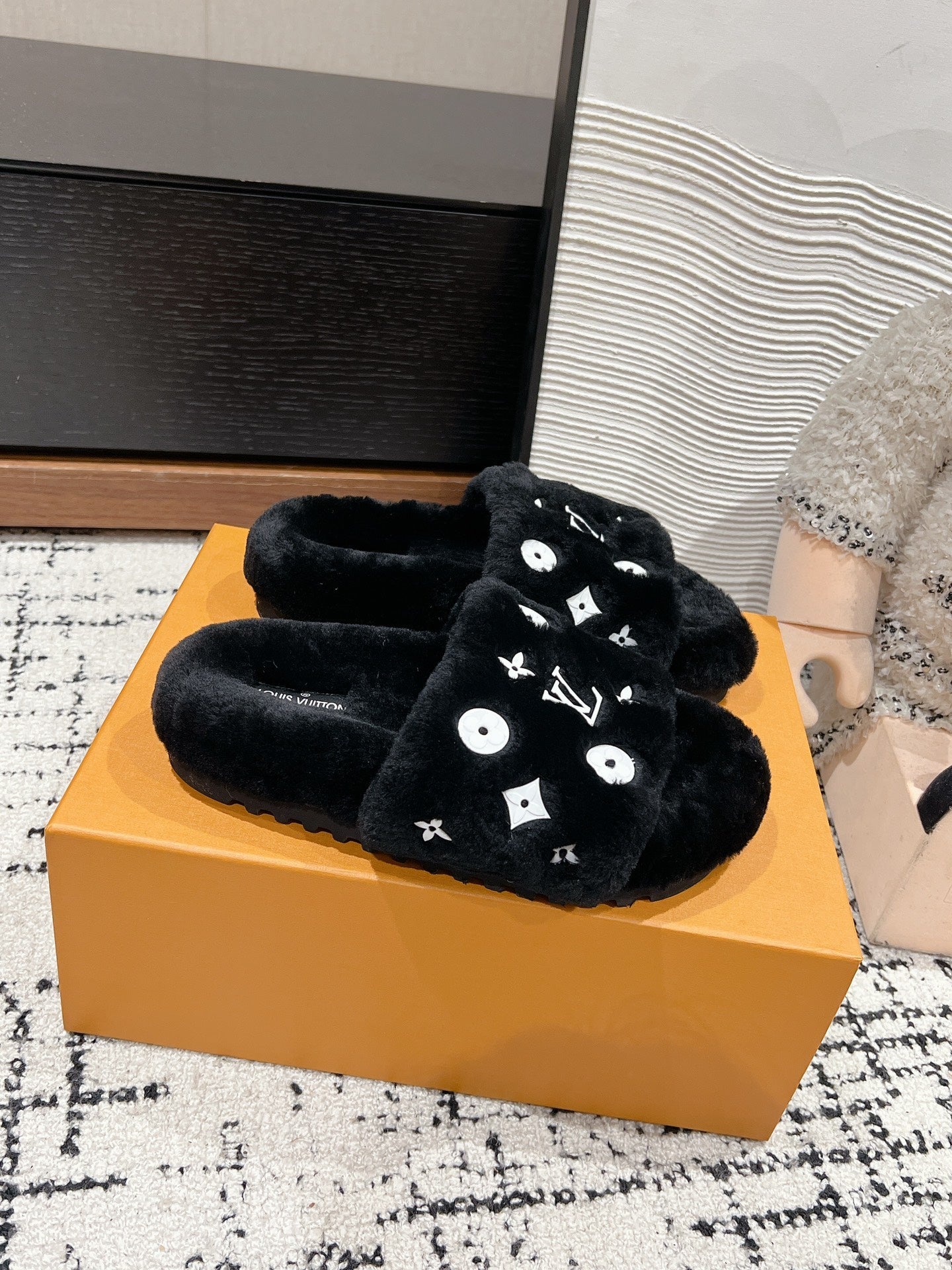LOUIS VUITTON SLIPPER IN BLACK WOOL