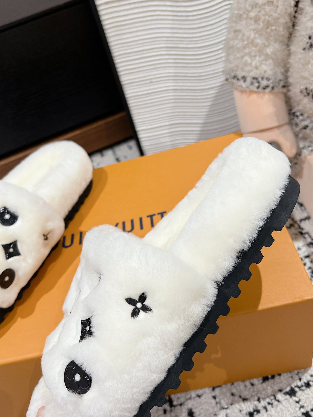 LOUIS VUITTON SLIPPER IN WHITE WOOL