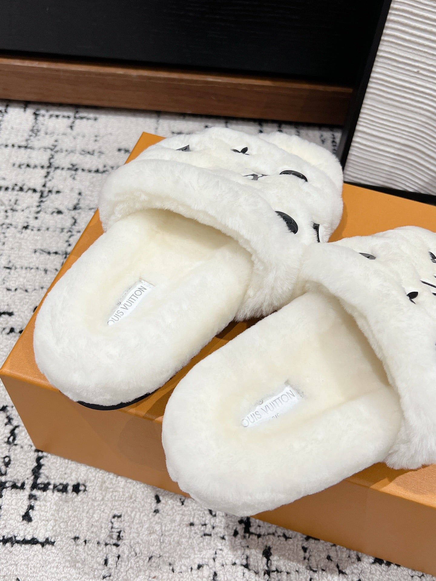 LOUIS VUITTON SLIPPER IN WHITE WOOL