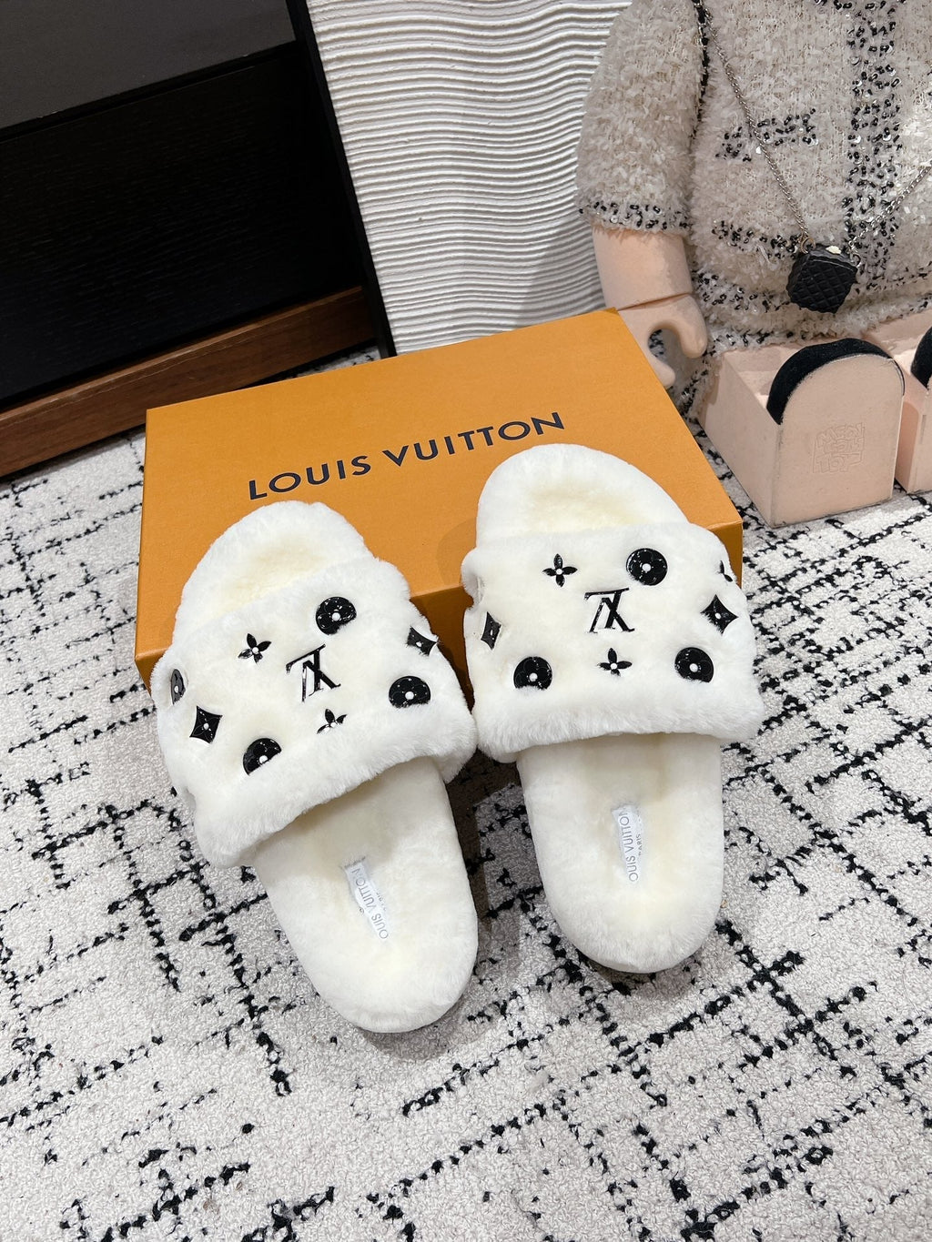 LOUIS VUITTON SLIPPER IN WHITE WOOL