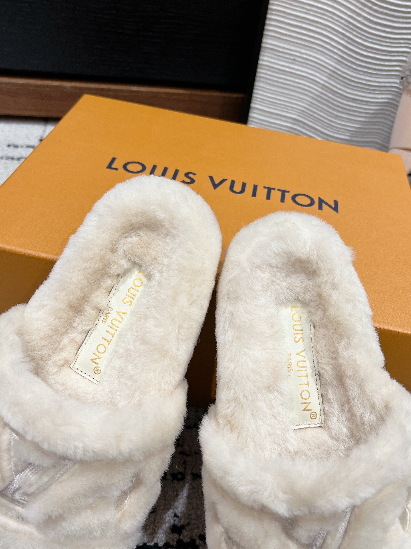 LOUIS VUITTON SLIPPER IN BEIGE BISQUE FLEECE