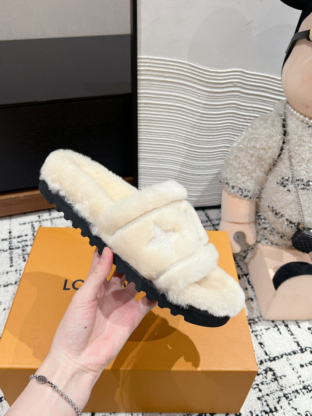 LOUIS VUITTON SLIPPER IN BEIGE BISQUE FLEECE