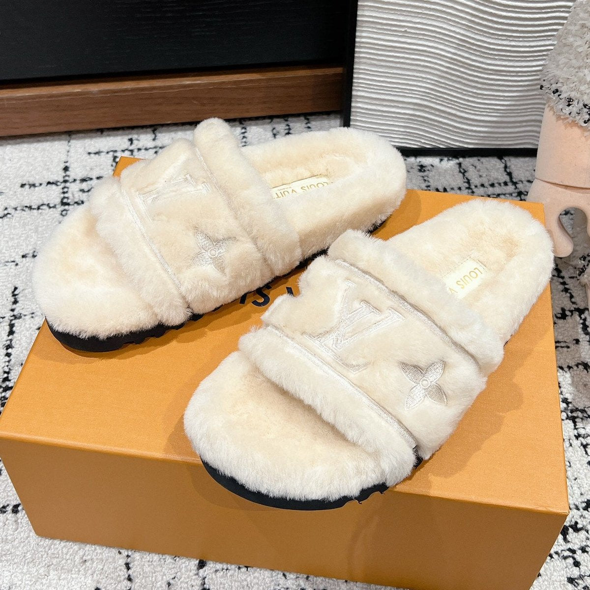 LOUIS VUITTON SLIPPER IN BEIGE BISQUE FLEECE