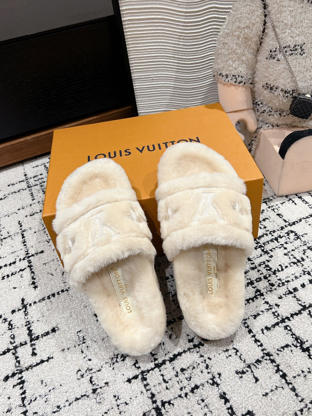 LOUIS VUITTON SLIPPER IN BEIGE BISQUE FLEECE