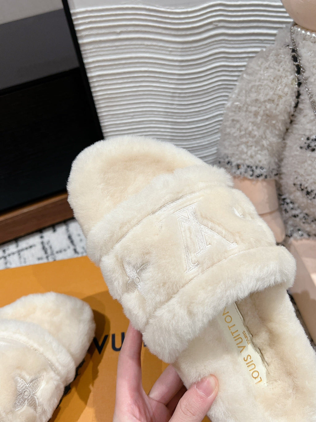 LOUIS VUITTON SLIPPER IN BEIGE BISQUE FLEECE