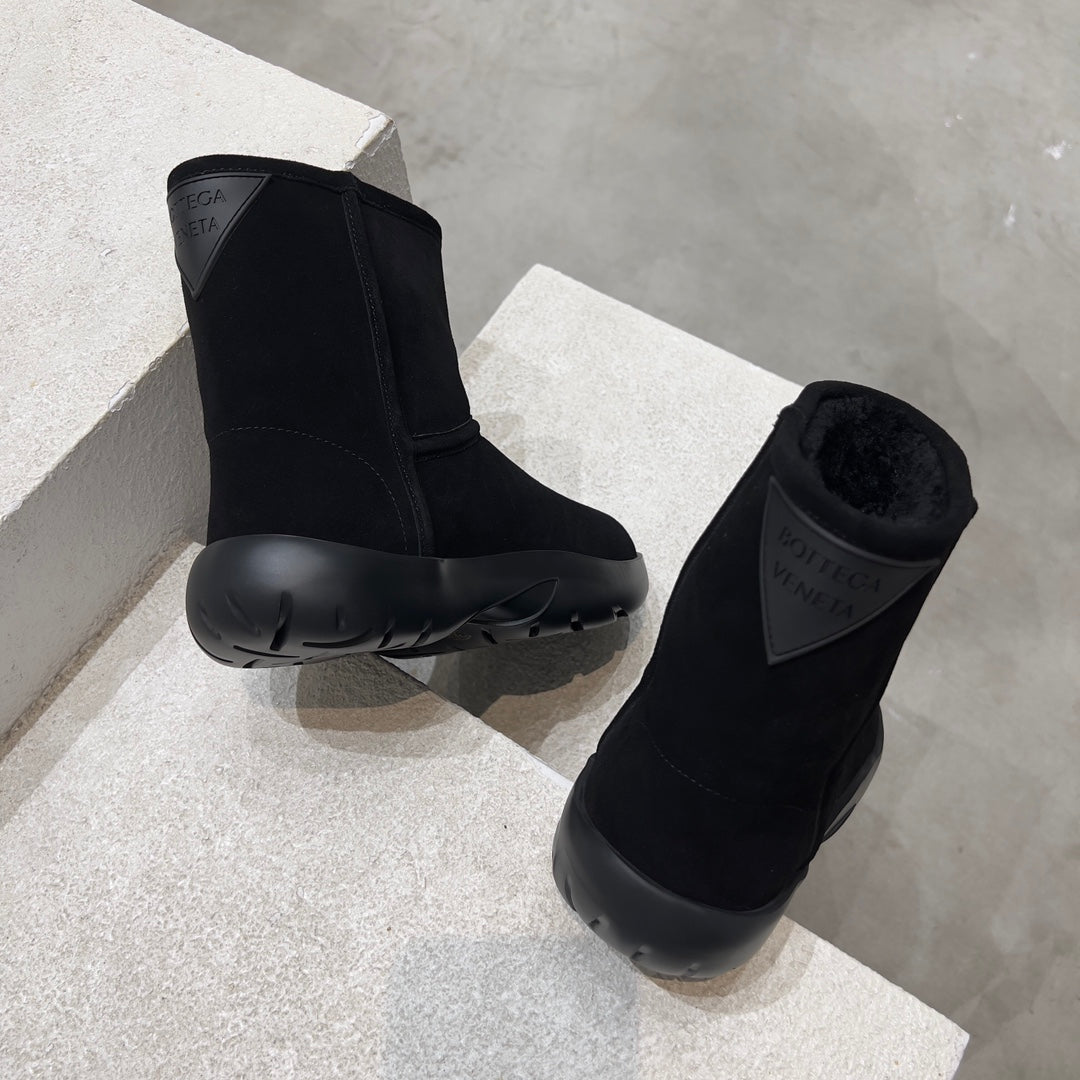 BOTTEGA VENETA SNAP ANKLE BOOT IN BLACK SUEDE AND SHEARLING LINING
