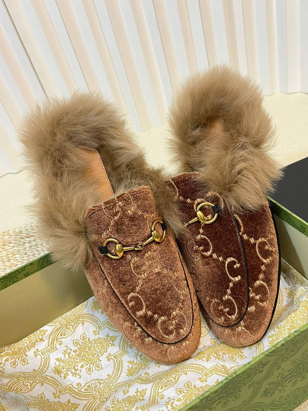 GUCCI HORSEBIT MULE IN SYRUP BROWN MONOGRAM VELVET AND LAMB WOOL LINING