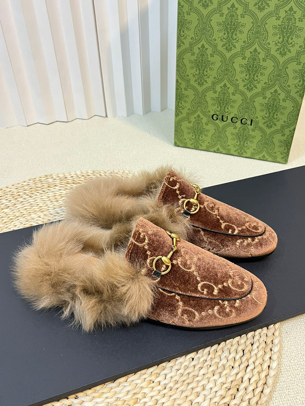 GUCCI HORSEBIT MULE IN SYRUP BROWN MONOGRAM VELVET AND LAMB WOOL LINING