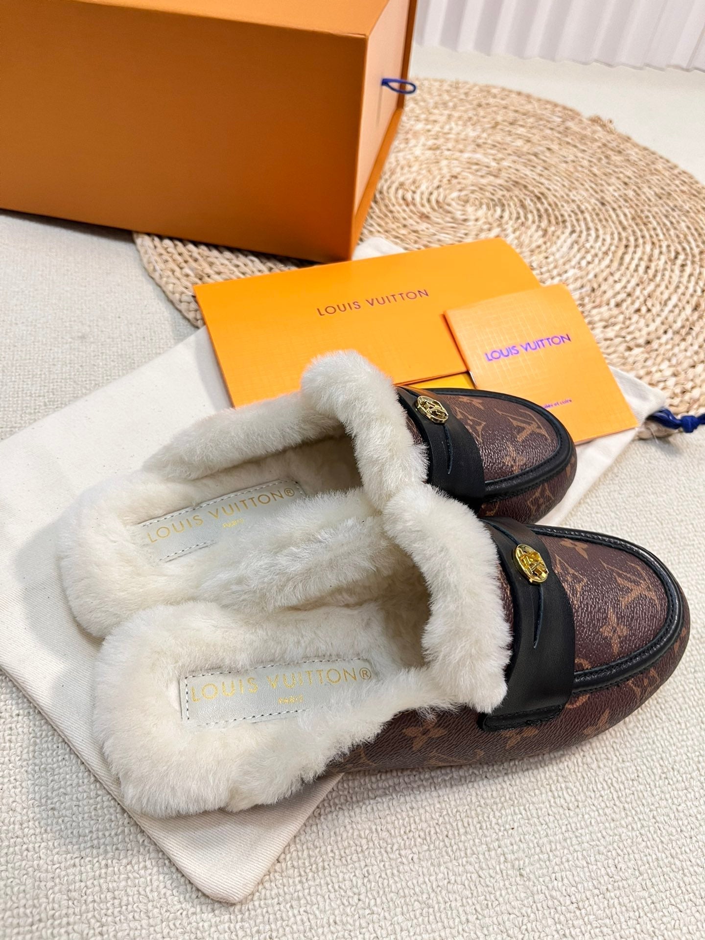 LOUIS VUITTON FLAT MULE IN CHESTNUT BROWN MONOGRAM CALFSKIN AND SHEARLING LINING