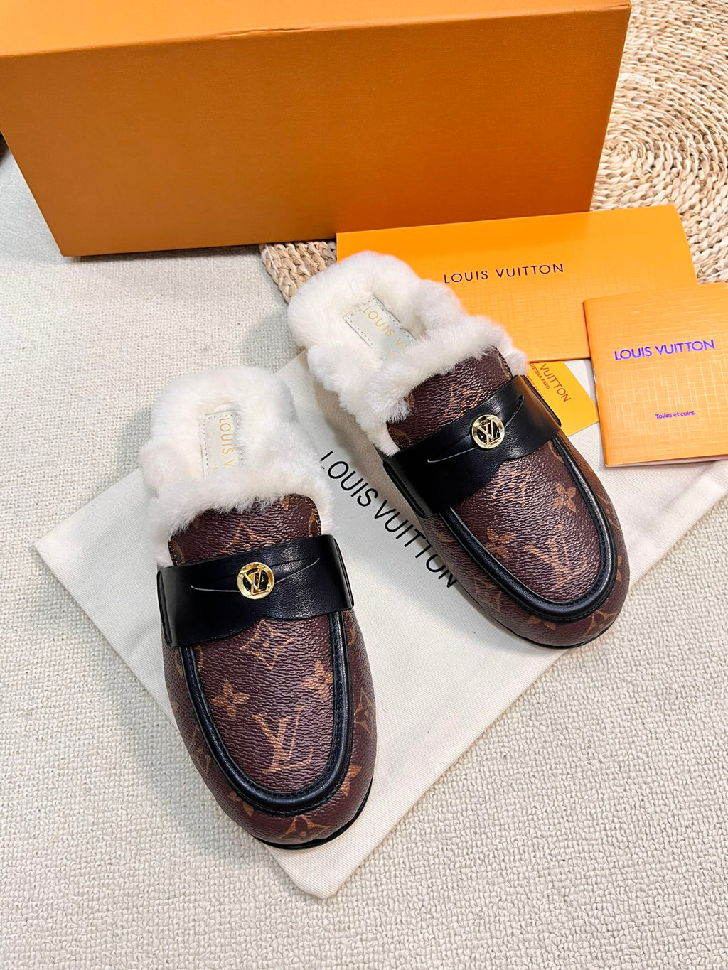 LOUIS VUITTON FLAT MULE IN CHESTNUT BROWN MONOGRAM CALFSKIN AND SHEARLING LINING