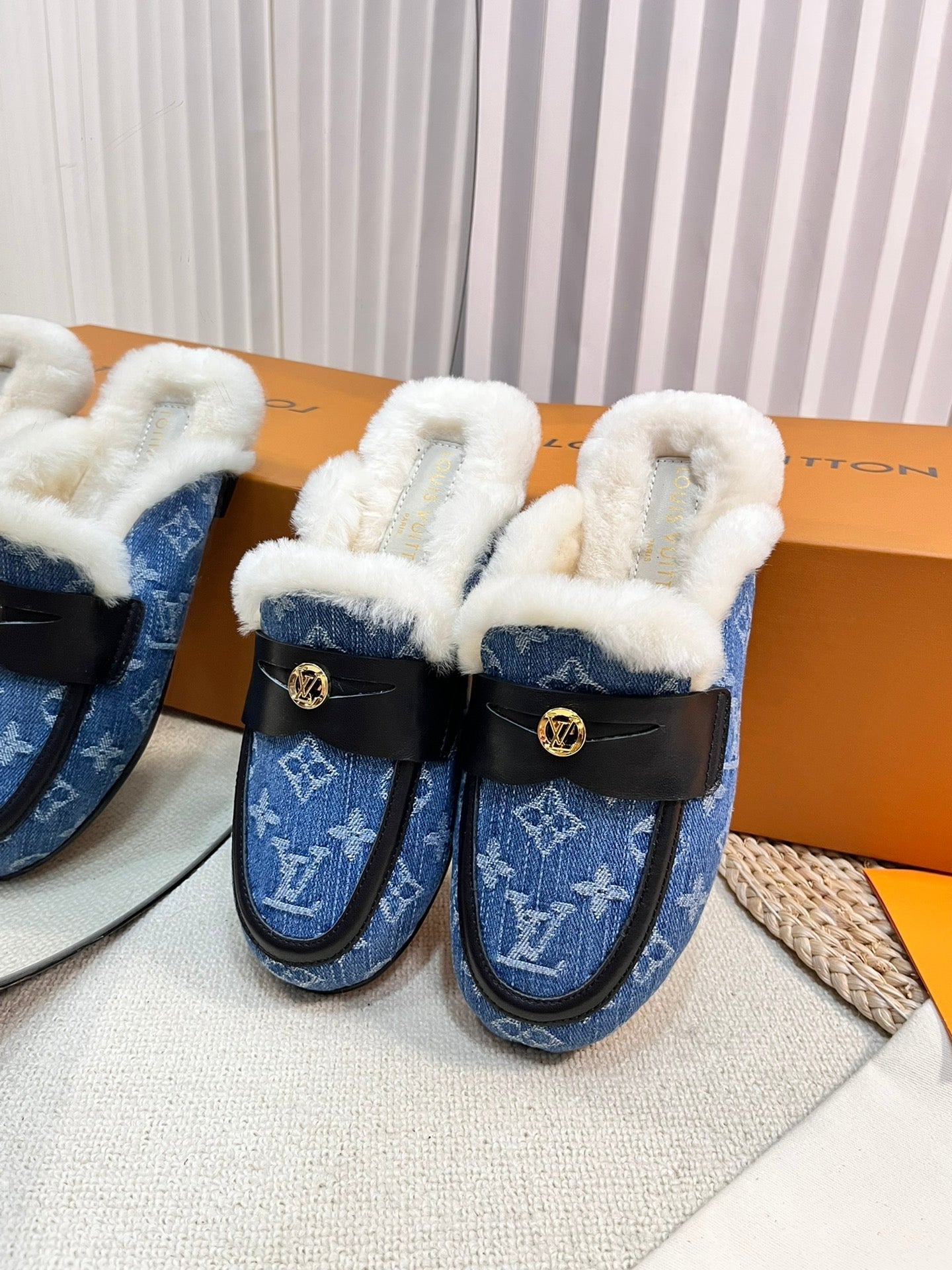LOUIS VUITTON FLAT MULE IN COBALT BLUE MONOGRAM DENIM AND SHEARLING LINING