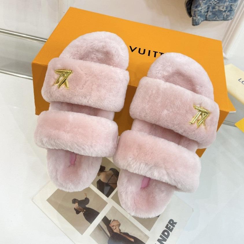 LOUIS VUITTON HALF MULE SLIPPERS IN LIGHT PINK FLEECE FEATURING METALLIC LOGO