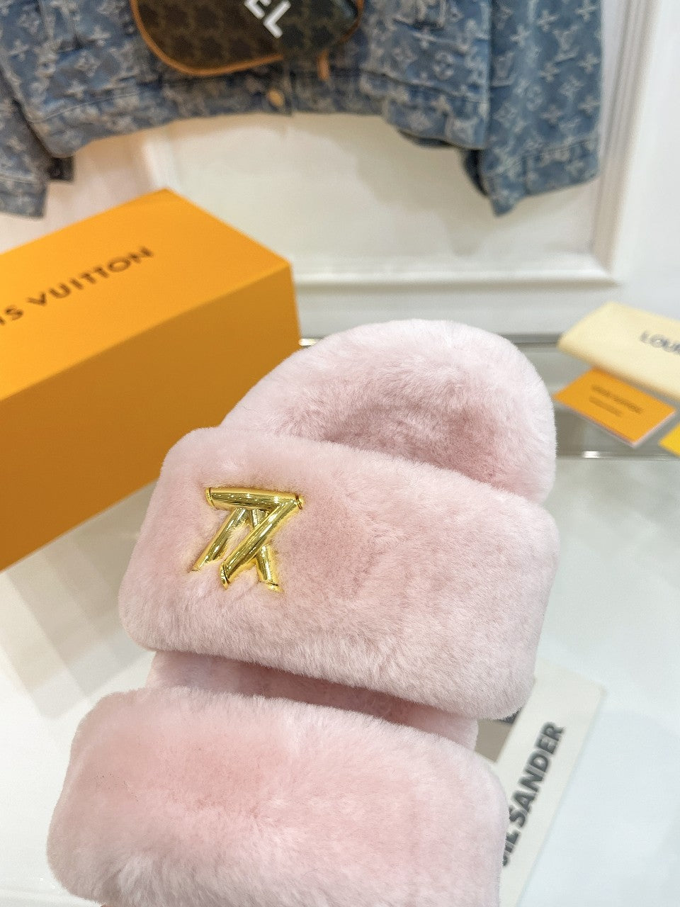 LOUIS VUITTON HALF MULE SLIPPERS IN LIGHT PINK FLEECE FEATURING METALLIC LOGO