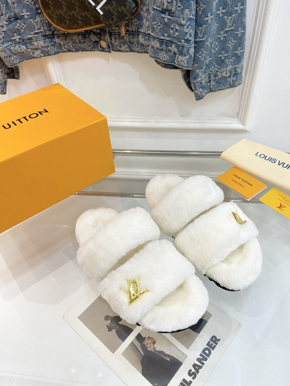 LOUIS VUITTON HALF MULE SLIPPERS IN WHITE FLEECE FEATURING METALLIC LOGO