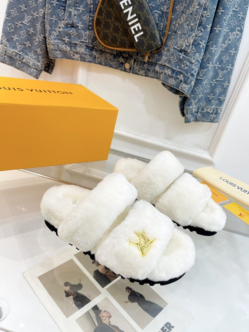 LOUIS VUITTON HALF MULE SLIPPERS IN WHITE FLEECE FEATURING METALLIC LOGO