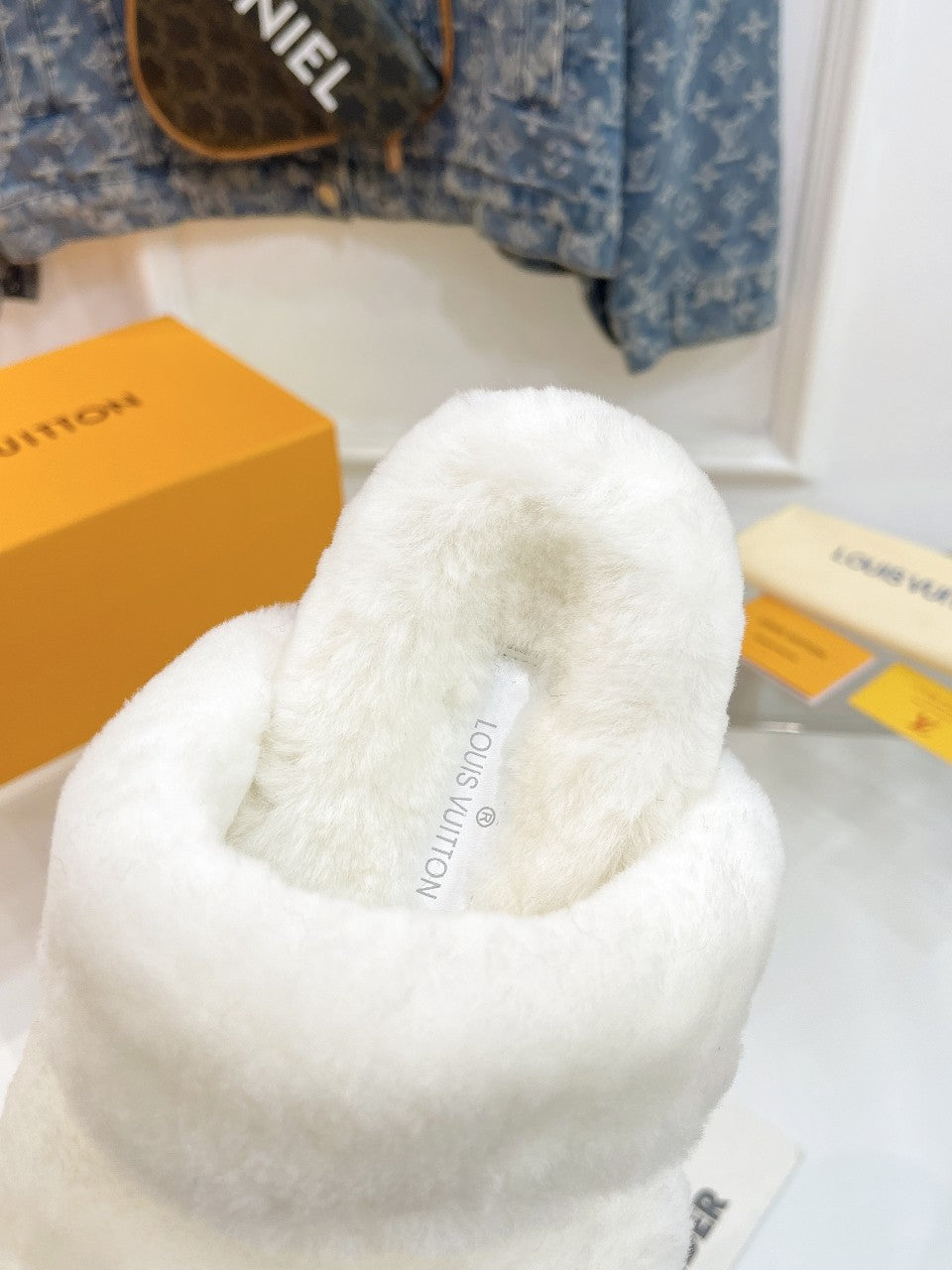 LOUIS VUITTON HALF MULE SLIPPERS IN WHITE FLEECE FEATURING METALLIC LOGO
