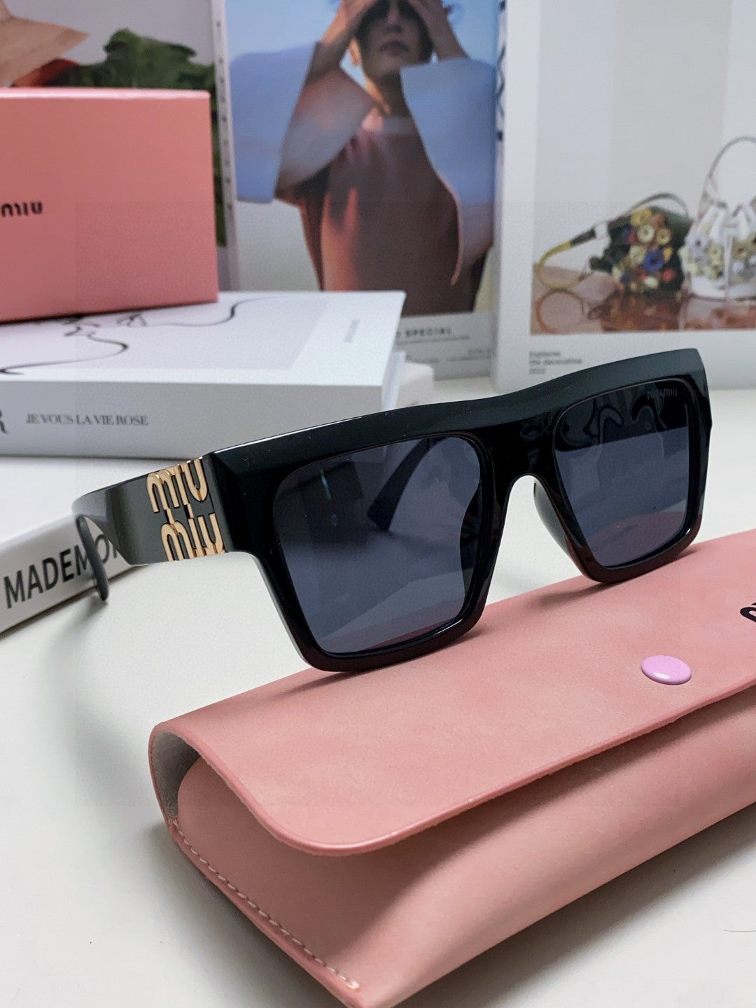 RUNWAY SQUARE SUNGLASSES 513010 IN BLACK ACETATE
