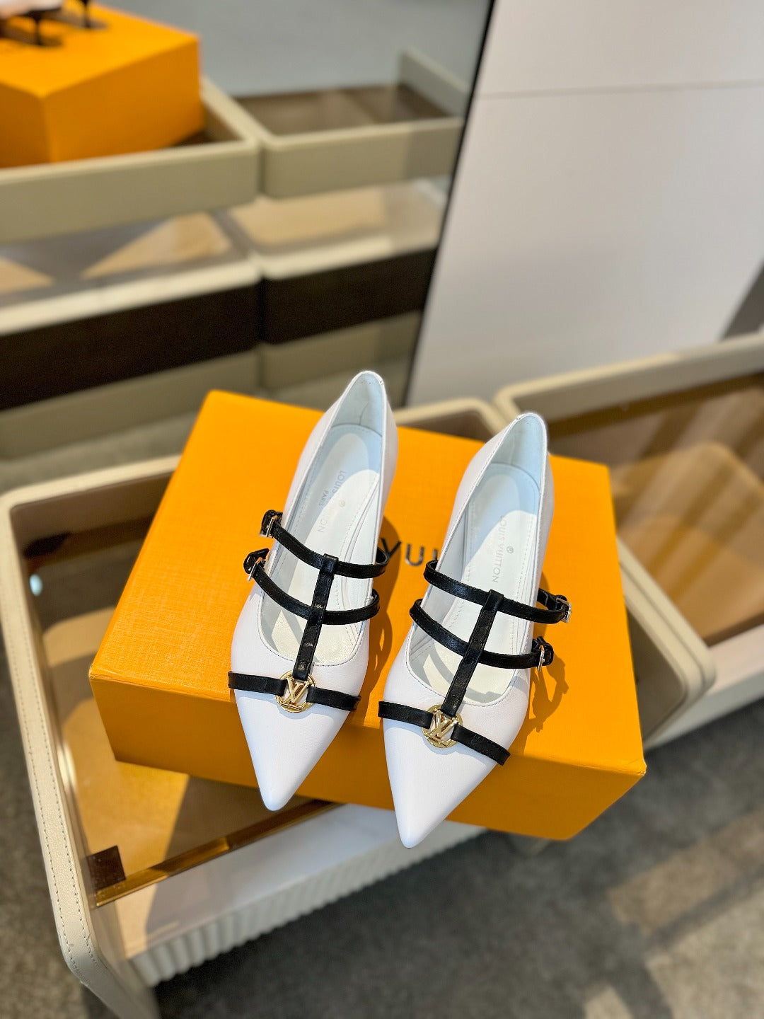 LOUIS VUITTON HIGH PUMP 5 CM TRIPLE-STRAP IN WHITE CALFSKIN WITH BLACK STRAP