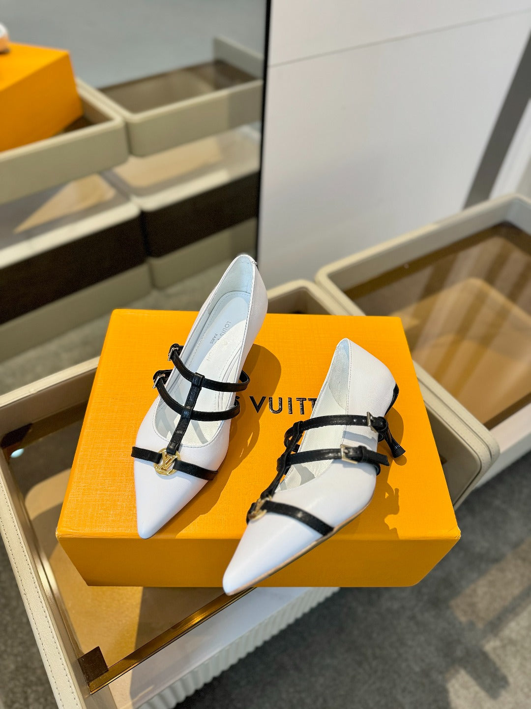 LOUIS VUITTON HIGH PUMP 5 CM TRIPLE-STRAP IN WHITE CALFSKIN WITH BLACK STRAP
