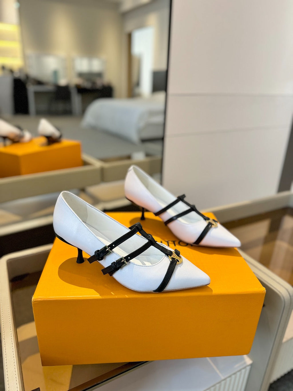 LOUIS VUITTON HIGH PUMP 5 CM TRIPLE-STRAP IN WHITE CALFSKIN WITH BLACK STRAP