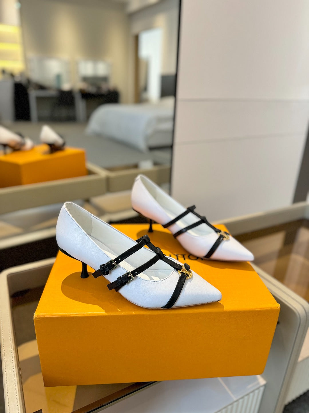 LOUIS VUITTON HIGH PUMP 5 CM TRIPLE-STRAP IN WHITE CALFSKIN WITH BLACK STRAP